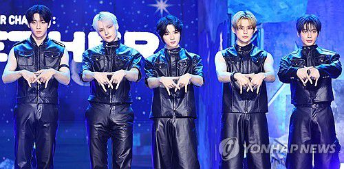 '별의 장: 투게더'로 돌아온 투모로우바이투게더(서울=연합뉴스) 진연수 기자 = 그룹 투모로우바이투게더(TXT)가 21일 오후 서울 동대문구 경희대학교 평화의 전당에서 열린 정규 4집 '별의 장: 투게더(TOGETHER)' 발매 쇼케이스에서 포즈를 취하고 있다. 2025.7.21 jin90@yna.co.kr