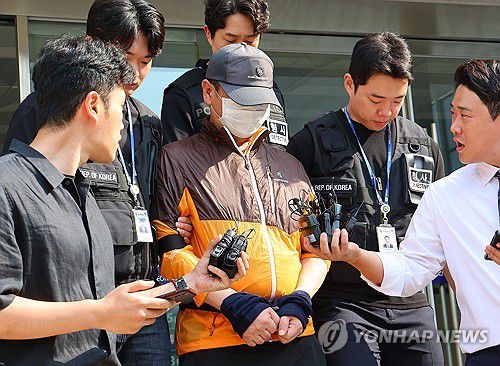 사제총기로 아들 살해한 60대 검찰 송치(인천=연합뉴스) 임순석 기자 = 인천 송도에서 사제 총기로 아들을 살해한 60대 남성 A씨가 30일 인천 논현경찰서 유치장에서 검찰로 송치되고 있다.      A씨는 지난 20일 인천 송도동 모 아파트에서 사제 총기를 발사해 아들 B(33)씨를 살해하고 서울 자택에 인화성 물질과 발화 타이머를 설치한 혐의를 받고 있다. 2025.7.30 soonseok02@yna.co.kr