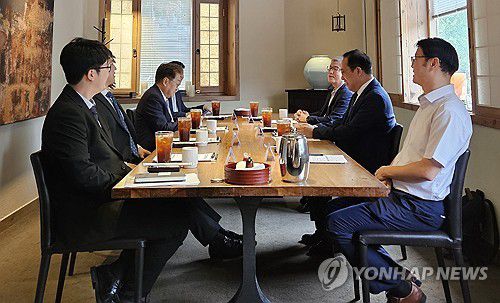2차 수련협의체 회의(서울=연합뉴스) 김잔디 기자 = 31일 서울 중구 달개비에서 2차 수련협의체 회의가 열리고 있다. 이날 회의에 보건복지부에선 김국일 보건의료정책관과 방영식 의료인력정책과장이 참석했다. 의료계에서는 유희철 수련환경평가위원회 위원장, 김원섭 대한수련병원협의회장, 박중신 대한의학회 부회장, 한성존 대한전공의협의회 비상대책위원장, 김동건 대전협 비대위원이 자리했다. 2025.7.31 jandi@yna.co.kr