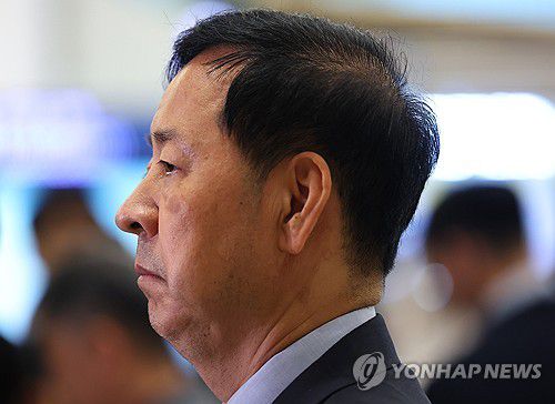 취재진 질문 경청하는 구윤철 부총리(서울=연합뉴스) 김도훈 기자 = 미국과의 무역협상을 마친 구윤철 경제부총리 겸 기획재정부 장관이 1일 인천국제공항 제2여객터미널을 통해 귀국해 취재진 질문을 경청하고 있다. 2025.8.1 superdoo82@yna.co.kr