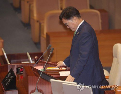 의사봉 두드리는 우원식 국회의장(서울=연합뉴스) 류영석 기자 = 우원식 국회의장이 4일 국회 본회의에서 의사봉을 두드리고 있다. 2025.8.4 ondol@yna.co.kr