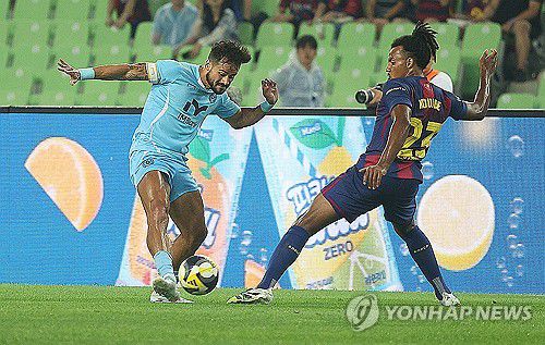 대치하는 세징야-쥘 쿤데(대구=연합뉴스) 윤관식 기자 = 4일 대구스타디움에서 열린 FC바르셀로나 2025 아시아투어 에디션 대구FC와 FC바르셀로나의 경기. 전반전 대구FC 세징야가 FC바르셀로나 쥘 쿤데와 볼 다툼을 벌이고 있다. 2025.8.4 psik@yna.co.kr