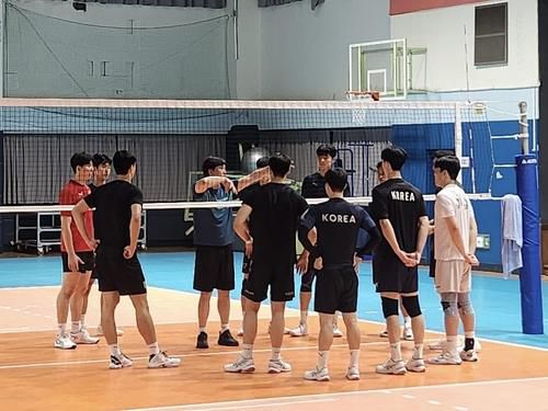 석진욱 감독(중앙)의 설명을 듣는 남자 U-21 배구 대표팀 선수들[대한배구협회 제공. 재판매 및 DB 금지]