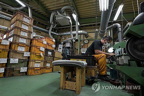 일본 기후현 세키의 도검 공장.[AFP 연합뉴스 자료사진. 재배부 및 DB 금지]