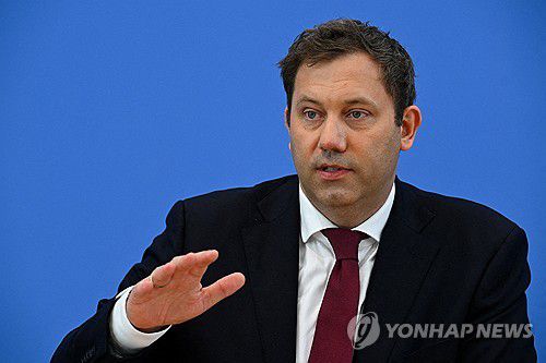 라르스 클링바일 독일 부총리 겸 재무장관[로이터 연합뉴스 자료사진. 재판매 및 DB 금지]