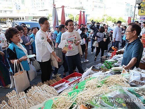 동해선 타고 강원도로 여행하러 오세요(부산=연합뉴스) 강선배 기자 = 지난 7월 11일 오후 김진태 강원도지사와 최성현 강원관광재단 대표이사를 비롯한 강원홍보단 80여 명이 동해선 열차를 타고 부산을 방문해 부전시장에서 '2025~2026 강원 방문의 해' 홍보활동을 펼치고 있다. 2025.7.11 sbkang@yna.co.kr