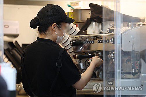 내년 최저임금 2.9% 오른 시간당 1만320원(서울=연합뉴스) 임화영 기자 = 내년 최저임금이 올해보다 2.9% 오른 시간당 1만320원으로 결정됐다.     내년 최저임금은 2008년 이후 17년 만에 근로자·사용자·공익위원 합의로 결정됐다. 노사공 합의로 최저임금이 결정된 것은 1988년 최저임금 제도 도입 이후 8번째다.     사진은 지난달 13일 서울 시내의 한 카페에서 일하는 종업원. 2025.7.13 hwayoung7@yna.co.kr