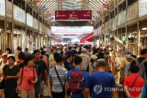 내수 회복됐나…붐비는 청량리종합시장(서울=연합뉴스) 김성민 기자 = 3분기에는 역대 최장기간 이어진 내수 부진이 끝나고 민생회복 소비쿠폰 지급 등으로 소비가 늘어날 것으로 관측됐다. 소비자심리지수는 비상계엄 사태가 있던 작년 12월 88.2까지 급락했으나 최근엔 지난 3월 93.4에서 4월 93.8, 5월 101.8, 6월 108.7에 이어 7월 110.8까지 넉 달 연속 상승했다.     3일 서울 동대문구 청량리종합시장에 민생회복 소비쿠폰 관련 안내문이 붙어 있다. 2025.8.3 ksm7976@yna.co.kr