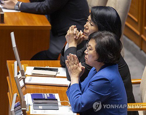 방송3법 본회의 상정 지켜보는 최민희ㆍ김현 의원(서울=연합뉴스) 황광모 기자 = 국회 국회 과학기술정보방송통신위원장인 더불어민주당 최민희 의원과 간사인 김현 의원이 4일 국회 본회의에 '방송3법(방송법·방송문화진흥회법·한국교육방송공사법 개정안)'  본회의 상정을 지켜보고 있다. 2025.8.4 hkmpooh@yna.co.kr