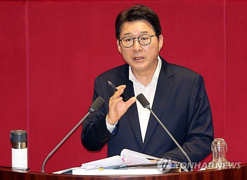 방송3법에 관한 무제한 토론하는 신동욱 의원(서울=연합뉴스) 박동주 기자 = 국민의힘 신동욱 의원이 4일 국회 본회의에서 방송3법 (방송법·방송문화진흥회법·한국교육방송공사법 개정안)에 관한 무제한 토론을 하고 있다. 2025.8.4 pdj6635@yna.co.kr