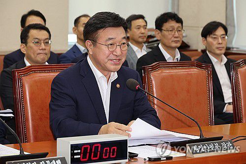 인사말하는 윤호중 행정안전부 장관(서울=연합뉴스) 박동주 기자 = 5일 서울 여의도 국회에서 열린 행정안전위원회 전체회의에서 윤호중 행정안전부 장관이 인사말을 하고 있다. 2025.8.5 pdj6635@yna.co.kr