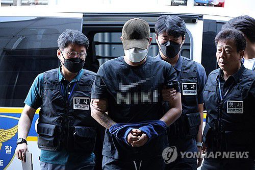 체포돼 경찰서로 들어서는 대전 교제살인 피의자(대전=연합뉴스) 강수환 기자 = 5일 오전 대전 교제살인 사건 피의자 A(20대)씨가 입원 중이던 병원에서 퇴원하면서 경찰에 체포돼 대전서부경찰서로 들어서고 있다. 2025.8.5 swan@yna.co.kr