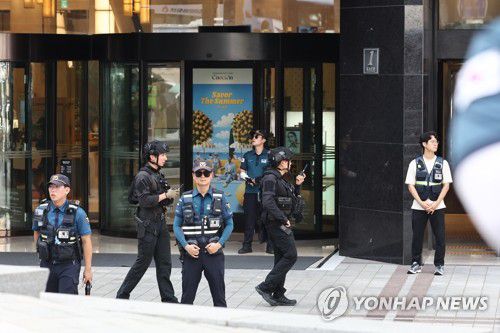 명동 신세계백화점 폭파 협박글로 경찰 수색(서울=연합뉴스) 윤동진 기자 = 5일 서울 중구 명동 신세계백화점 본점에 폭발물을 설치했다는 협박 글이 인터넷 커뮤니티에 올라와 신고받고 출동한 경찰이 수색하고 있다. 2025.8.5 mon@yna.co.kr