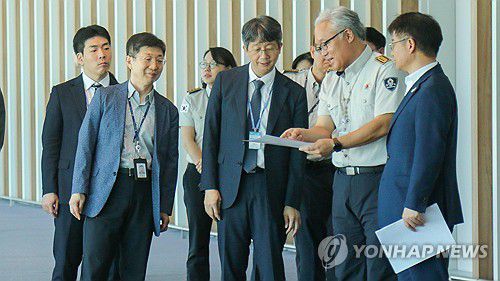 임승관 질병관리청장, 국립인천공항검역소 방문(서울=연합뉴스) 임승관 질병관리청장이 5일 국립인천공항검역소를 방문해 해외감염병 검역 현장을 점검하고 있다. 2025.8.5 [질병관리청장 제공. 재판매 및 DB 금지] photo@yna.co.kr