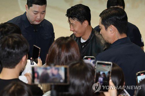 밝은 표정의 손흥민(영종도=연합뉴스) 김성민 기자 = 토트넘과의 결별 소식을 전한 손흥민이 5일 인천 영종도 인천국제공항 2터미널 출국장으로 향하며 팬들에게 사인해주고 있다. 손흥민은 미국프로축구(MLS) 로스앤젤레스FC(LAFC) 입단이 유력한 것으로 알려졌다. 2025.8.5 ksm7976@yna.co.kr