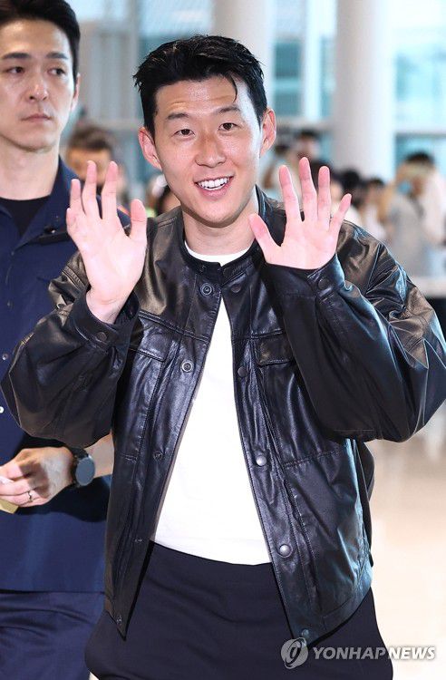 손흥민, 목적지는 어디?(영종도=연합뉴스) 김성민 기자 = 토트넘과의 결별 소식을 전한 손흥민이 5일 인천 영종도 인천국제공항 2터미널 출국장으로 향하며 손을 흔들고 있다. 손흥민은 미국프로축구(MLS) 로스앤젤레스FC(LAFC) 입단이 유력한 것으로 알려졌다. 2025.8.5 ksm7976@yna.co.kr