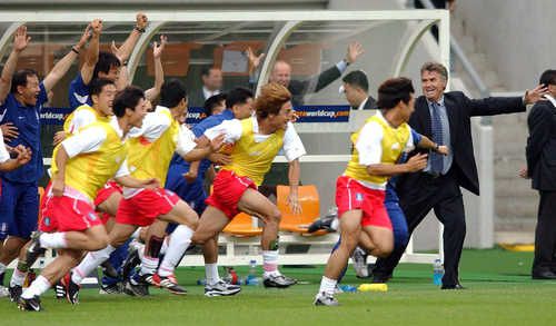 2002년 월드컵에서 4강 진출 확정후 환호하는 히딩크와 선수들[연합뉴스 자료사진]