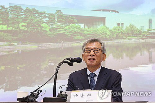 유홍준 국립중앙박물관장 기자간담회(서울=연합뉴스) 서명곤 기자 = 유홍준 신임 국립중앙박물관장이 24일 서울 용산구 국립중앙박물관에서 열린 기자간담회에서 소감을 밝히고 있다. 2025.7.24 seephoto@yna.co.kr
