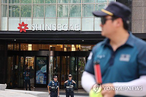 명동 신세계백화점에 폭파 협박글(서울=연합뉴스) 윤동진 기자 = 5일 서울 중구 명동 신세계백화점 본점에 폭발물을 설치했다는 협박 글이 인터넷 커뮤니티에 올라와 출동한 경찰이 주변을 통제하고 있다. 2025.8.5 mon@yna.co.kr