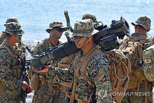 화기 들고가는 미 해병대원(포항=연합뉴스) 손대성 기자 = 6일 경북 포항 해안에서 열린 한미 해병대 연합훈련인 KMEP 훈련에서 미 해병대원이 화기를 들고 가고 있다. 2025.8.6 sds123@yna.co.kr