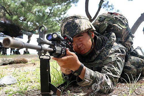 사격 자세 취한 해병(포항=연합뉴스) 손대성 기자 = 6일 경북 포항 해안에서 열린 한미 해병대 연합훈련인 KMEP 훈련에서 한국 해병대원이 사격 자세를 취하고 있다. 2025.8.6 sds123@yna.co.kr