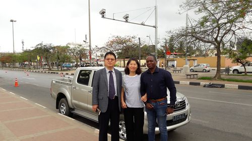 앙골라 루안다 경찰청 치안 강화 사업으로 설치된 도로 CCTV 점검 후 현장 관계자와 기념 촬영(가운데 필자) [이현정 제공. 재판매 및 DB 금지]