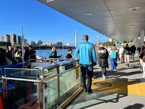 '시티캣'을 타고 출근하는 시민들(브리즈번=연합뉴스) 김기훈 기자 = 지난 4일(현지시간) 호주 브리즈번 도심 리버사이드 선착장에 접안한 수상 교통수단 시티캣(City Cat)에서 승객들이 내리는 모습. 이들은 대개 브리즈번 중심 비즈니스 지구(Central Business District·CBD)에서 근무하는 직장인들이라고 시티캣 관계자는 설명했다. 2025.8.7 kihun@yna.co.kr