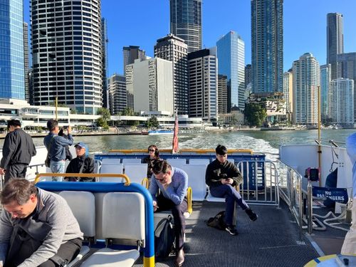 '시티캣' 에서 여유를 즐기는 시민들(브리즈번=연합뉴스) 김기훈 기자 = 지난 4일(현지시간) 호주의 수상교통수단인 시티캣(City Cat)에 탑승한 승객들이 선미에 있는 개방형 좌석에서 경치를 즐기는 모습. 2025.8.7 kihun@yna.co.kr