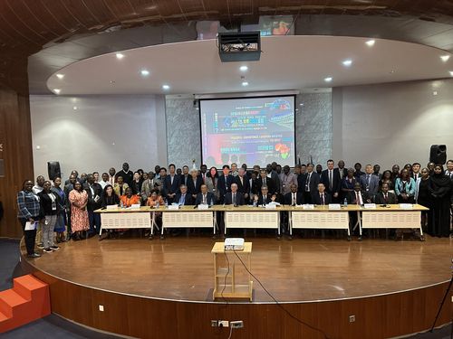 '아프리카를 잇다' 세계코리아포럼2025 케냐서 열려(나이로비=연합뉴스) 김성진 기자 = 6일(현지시간) 케냐 나이로비국립대 UN타워 6층 찬다리아공연예술센터에서 세계코리아포럼2025 대회 참가자들이 기념사진을 찍고 있다. 2025.8.7 sungjin@yna.co.kr