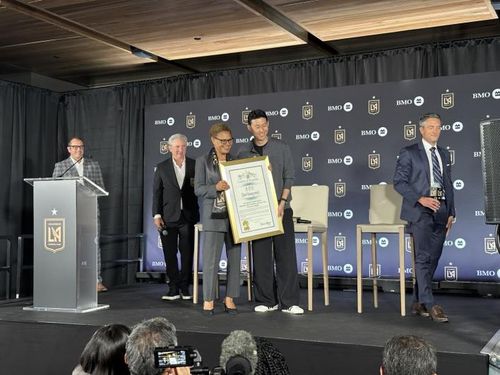 손흥민에게 감사장 전달한 캐런 배스 LA시장(로스앤젤레스=연합뉴스) 임미나 특파원 = 6일(현지시간) LAFC 기자회견이 열린 미국 로스앤젤레스(LA) BMO 스타디움 내 기자회견장에서 캐런 배스 LA 시장이 손흥민에게 감사장을 전달한 뒤 함께 기념사진을 찍고 있다. 2025.8.7 mina@yna.co.kr