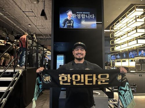 손흥민 환영하는 LAFC 팬클럽 '타이거' 회장(로스앤젤레스=연합뉴스) 임미나 특파원 = 6일(현지시간) LAFC 기자회견이 열린 미국 로스앤젤레스(LA) BMO 스타디움에서 LAFC 팬클럽 '타이거' 공동 회장인 페르난도 델가도 씨가 한글로 제작한 응원 수건을 흔들며 손흥민을 환영하고 있다. 2025.8.7 mina@yna.co.kr