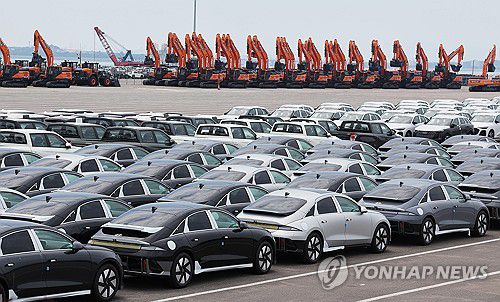 수출 대기 중인 자동차[연합뉴스 자료사진]