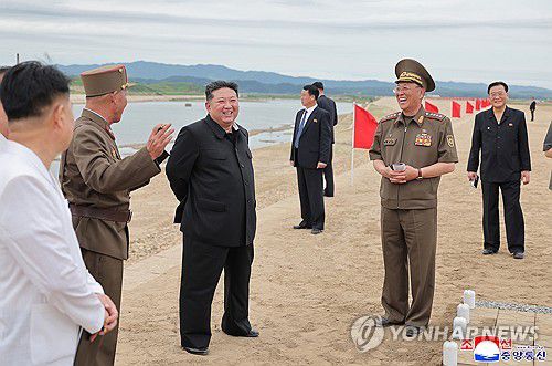북한 김정은, 신의주 온실농장·제방공사 현장 시찰(평양 조선중앙통신=연합뉴스) 김정은 북한 국무위원장이 지난 1일 위화도온실종합농장 건설장과 신의주시, 의주군의 섬지구 영구화 제방공사장을 현지지도 했다고 조선중앙통신이 2일 보도했다. 2025.8.2      [국내에서만 사용가능. 재배포 금지. For Use Only in the Republic of Korea. No Redistribution] nkphoto@yna.co.kr