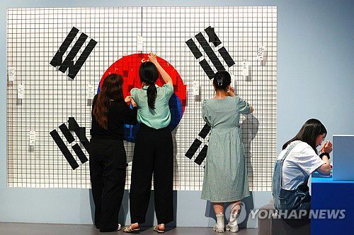 '우리들의 광복절'지난 4일 서울 종로구 서울역사박물관에서 열린 광복 80주년 기념 특별전 '우리들의 광복절'을 찾은 직원들이 전시를 체험하고 있다. [연합뉴스 자료사진]