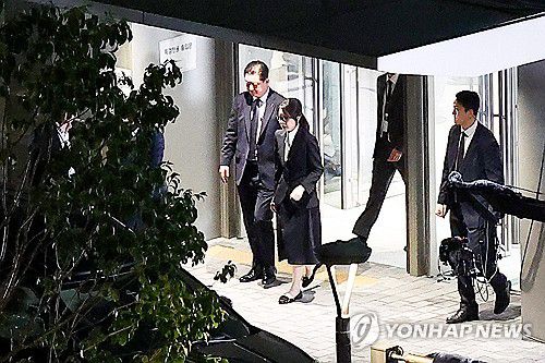 차량 향하는 김건희 여사(서울=연합뉴스) 김성민 기자 = 윤석열 전 대통령 부인 김건희 여사가 6일 서울 종로구 KT광화문빌딩 웨스트에 마련된 민중기 특별검사팀에서 피의자 신분으로 조사를 받고 귀가하고 있다. 2025.8.6 ksm7976@yna.co.kr