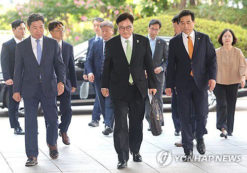 우원식 국회의장, 참고인 신분 내란특검 출석(서울=연합뉴스) 류영석 기자 = 우원식 국회의장이 7일 서울 서초구 서울고등검찰청에 마련된 내란 특검 사무실에 참고인 조사를 받기 위해 출석하고 있다. 2025.8.7 ondol@yna.co.kr