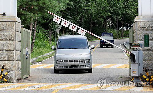 김건희특검팀, 윤 전 대통령 체포 무산(의왕=연합뉴스) 임화영 기자 = 김건희 여사 관련 의혹을 수사하는 민중기 특별검사팀이 7일 윤석열 전 대통령의 체포에 실패한 뒤 경기도 의왕시 서울구치소를 나서고 있다. 2025.8.7 hwayoung7@yna.co.kr
