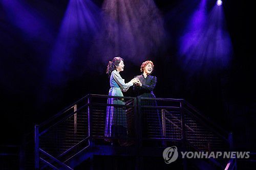 열연하는 김소향-이봄소리(서울=연합뉴스) 류효림 기자 = 배우 김소향(오른쪽)과 이봄소리가 7일 서울 강남구 광림아트센터 BBCH홀에서 열린 뮤지컬 '마리 퀴리' 프레스콜에서 주요장면을 시연하고 있다. 2025.8.7 ryousanta@yna.co.kr