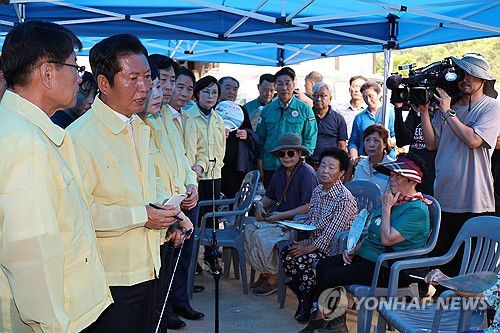 수해 주민 의견 듣는 정청래 대표(합천=연합뉴스) 김주성 기자 = 더불어민주당 정청래 대표가 7일 경남 합천군 삼가면의 수해 지역인 송곡마을을 찾아 피해 주민들과 간담회를 하고 있다. 2025.8.7 utzza@yna.co.kr