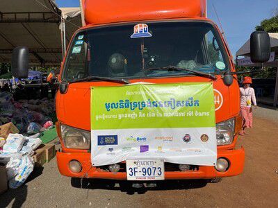 The truck loaded with emergency reliefs for the displaced families in Preah Vihear Province