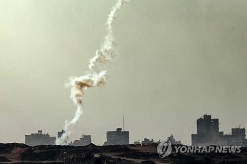 로켓 공격으로 연기 피어오르는 가자지구 [AFP=연합뉴스]
