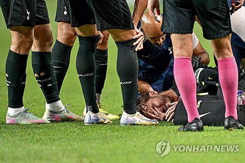 지난 3일 뉴캐슬전에서 무릎 부상으로 고통스러워하는 제임스 매디슨[AFP=연합뉴스]