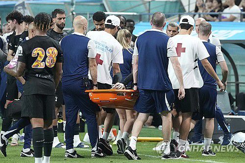 들것에 실려 나가는 제임스 매디슨[AP=연합뉴스]