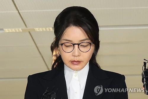 피의자 조사 마친 김건희 여사(서울=연합뉴스) 최재구 기자 = 윤석열 전 대통령 부인 김건희 여사가 6일 서울 종로구 KT광화문빌딩 웨스트에 마련된 민중기 특별검사팀에서 피의자 신분으로 조사를 받고 귀가하고 있다. 2025.8.6 jjaeck9@yna.co.kr