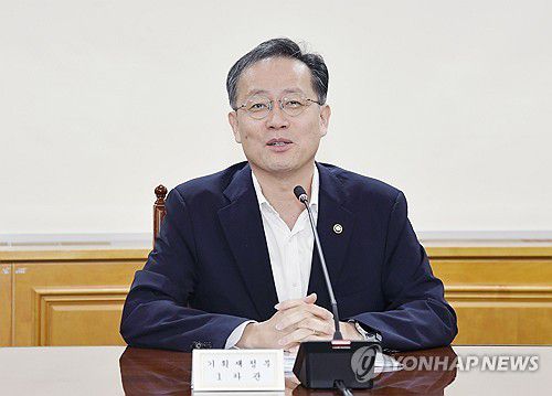 이형일 차관, '시장상황점검회의' 주재(서울=연합뉴스) 이형일 기획재정부 차관이 8일 서울 중구 은행회관에서 열린 '시장상황점검회의'를 주재하고 있다. 2025.8.8 [기획재정부 제공. 재판매 및 DB 금지] photo@yna.co.kr