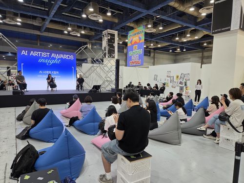 어반브레이크 2025(서울=연합뉴스) 박의래 기자 = 8일 서울 강남구 삼성동 코엑스에서 열린 '어반브레이크 2025'에서 참관객들이 전시회 중앙에 마련된 무대에서 열린 컨퍼런스를 보고 있다. 2025.8.8 laecorp@yna.co.kr