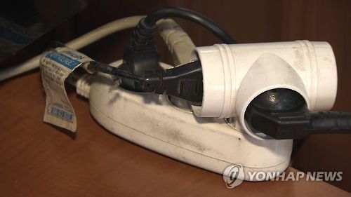 무분별한 멀티탭 전자기기 연결[연합뉴스 자료사진]