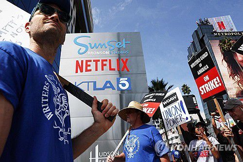 2023년 9월 22일(현지시간) 미국작가조합(WGA) 회원들이 처우 개선 등을 요구하며 LA 넷플릭스 본사 앞에서 시위를 벌이고 있다. [AFP 연합뉴스 자료사진. 재배포 및 DB 금지]