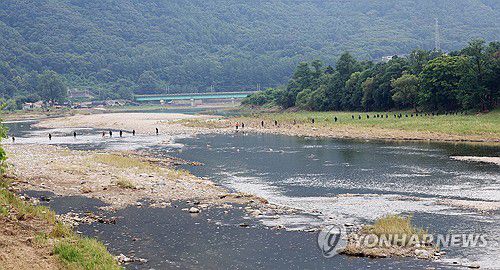 계속되는 실종자 수색 작업(가평=연합뉴스) 김병만 기자 = 1일 경기도 가평군 집중호우 피해 현장에서 소방대원들이 실종자 수색 작업을 계속하고 있다. 2025.8.1 kimb01@yna.co.kr