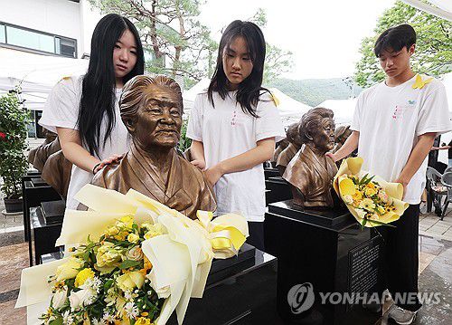 고인이 된 일본군 위안부 피해 할머니들을 기억하며(경기 광주=연합뉴스) 홍기원 기자 = 9일 경기도 광주시 나눔의집에서 열린 '2025년 일본군 위안부 피해자 기림의 날' 기념식에서 참석 학생들이 고인이 된 할머니들의 흉상을 살펴보고 있다. 2025.8.9 xanadu@yna.co.kr